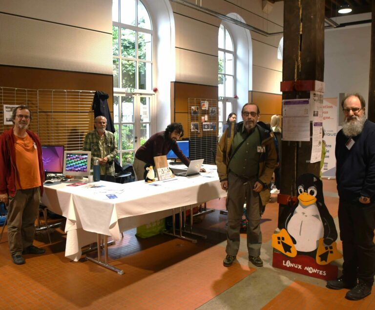 Stand Linux-Nantes - Vue générale Stand Linux-Nantes au Forum Digital Week Septembre 2024