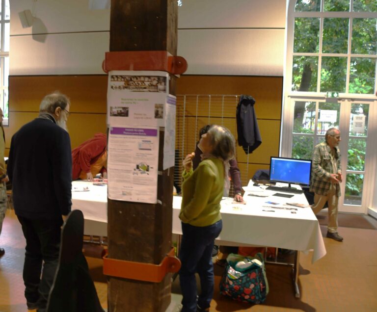 Stand Linux-Nantes - Vue centrale avec poteau informatif Stand Linux-Nantes au Forum Digital Week Septembre 2024 (CC-BY-NC-ND)