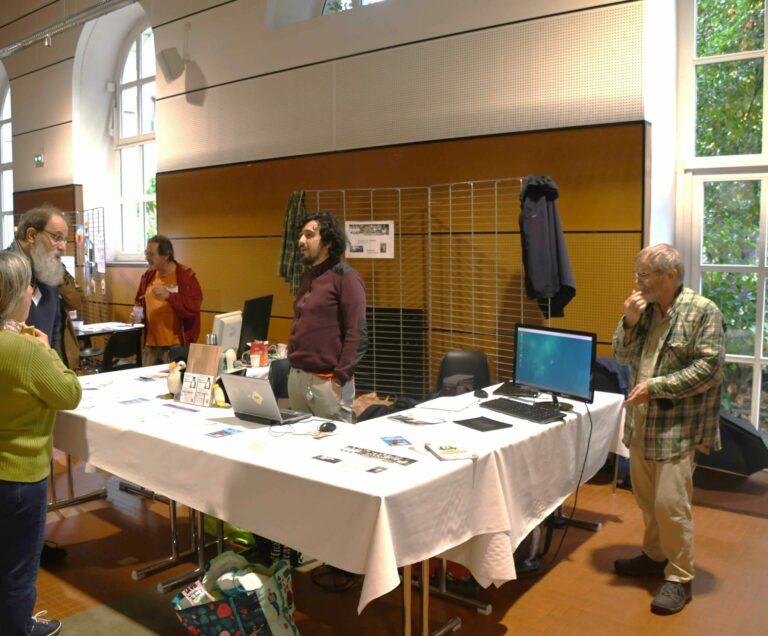 Stand Linux-Nantes - Vue latérale droite Stand Linux-Nantes - Vue latérale droite (CC-BY-NC-ND)
