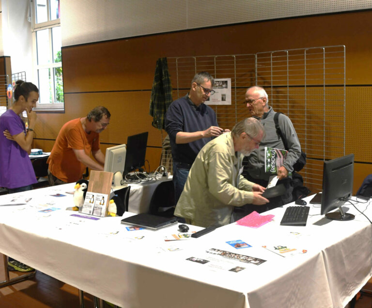 Stand Linux-Nantes - Vue 3/4 latérale droite Stand Linux-Nantes au Forum Digital Week Septembre 2024