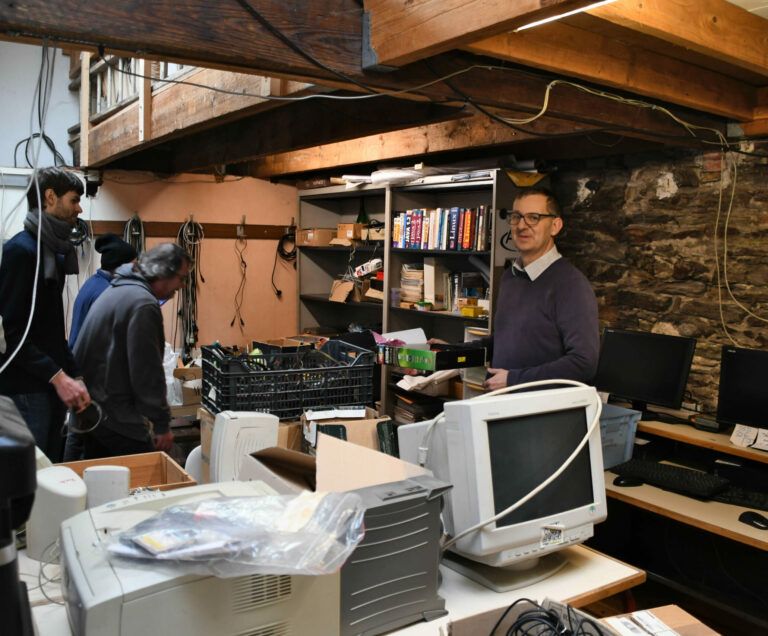 Rangement à B17 - Câbles, Imprimantes, Enceintes Rangement à B17 - Câbles, Imprimantes... (CC-BY-NC-ND)