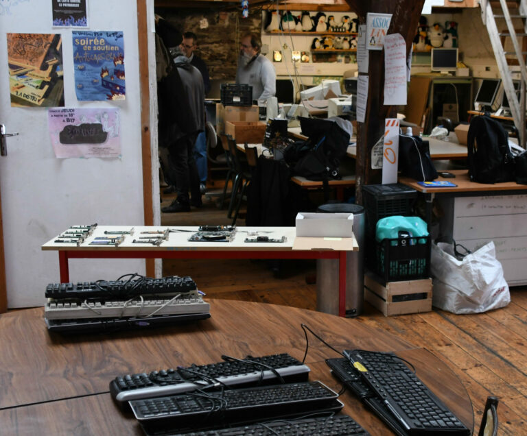 Rangement à B17 - Claviers, Mémoires et Autres Matériels Rangement à B17 - Claviers, Mémoires et Autres... (CC-BY-NC-ND)