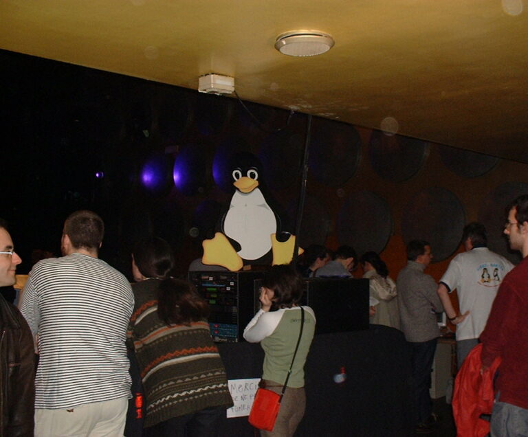 Linux Party 6 - Salle des Stands avec Tux