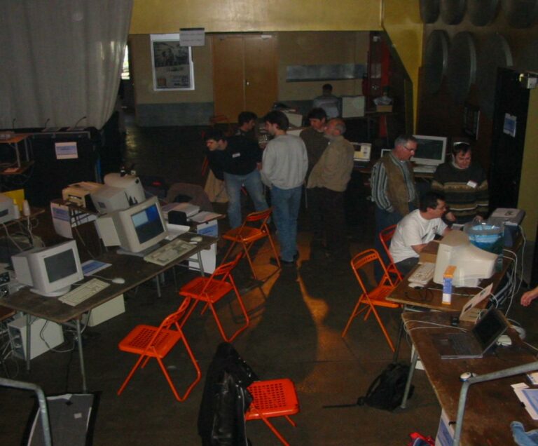 Linux Party 7 - Salle des Postes - Vue Entrée