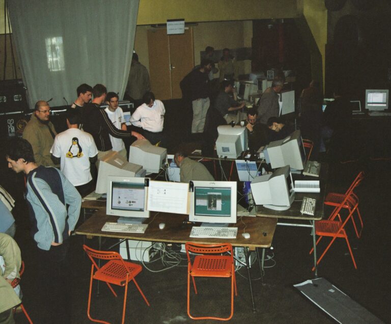 Linux Party 7 - Salle des Postes - Vue 3/4