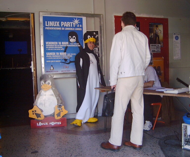 Linux Party 9 - Stand Linux-Nantes LIVET - Accueil par Tux