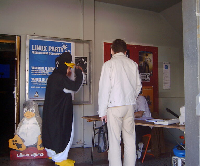 Linux Party 9 - Stand Linux-Nantes LIVET - Tux en discussion