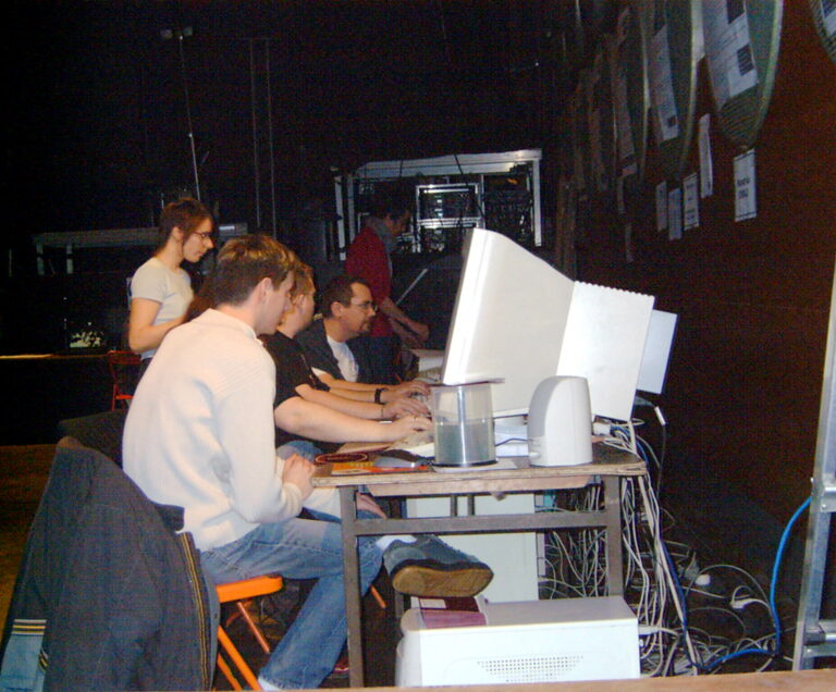 Linux Party 10 - Salle des Postes - Stand Linux-Nantes