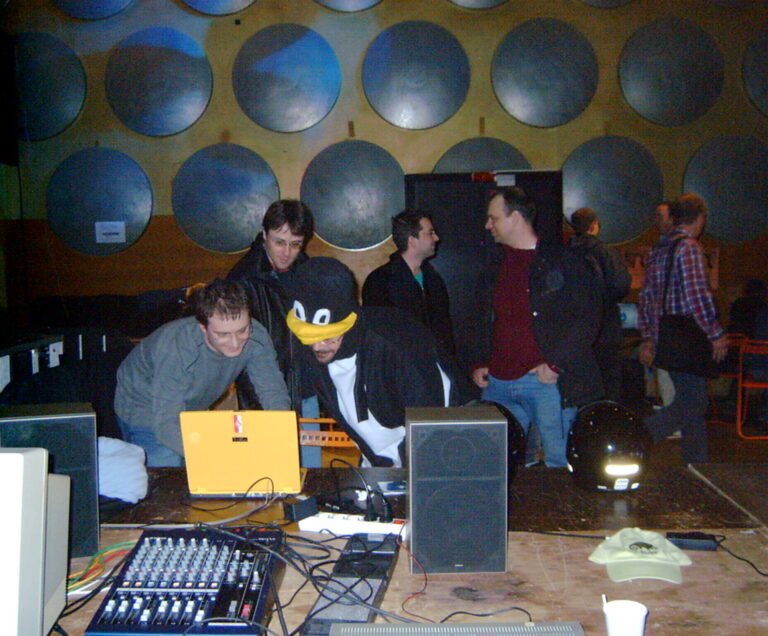 Linux Party 10 - Salle des Postes - Stand MAO avec Tux