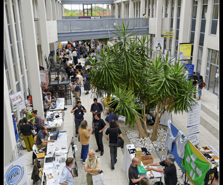 RMLL 2009 - Vue du dessus des Stands à l'IRESTE 1