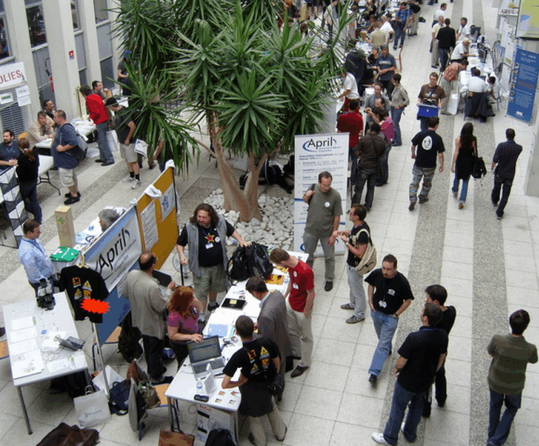 RMLL 2009 - Vue du dessus des Stands à l'IRESTE 2