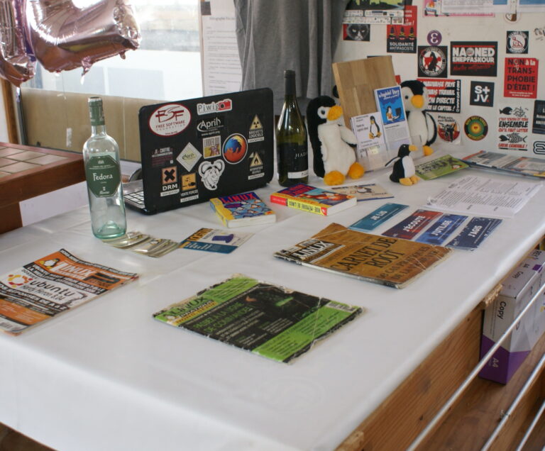 Anniversaire des 25 ans - Stand avec PC Geek, Revues, dépliants Anniversaire des 25 ans - Stand 1 (CC-BY-NC-SA)