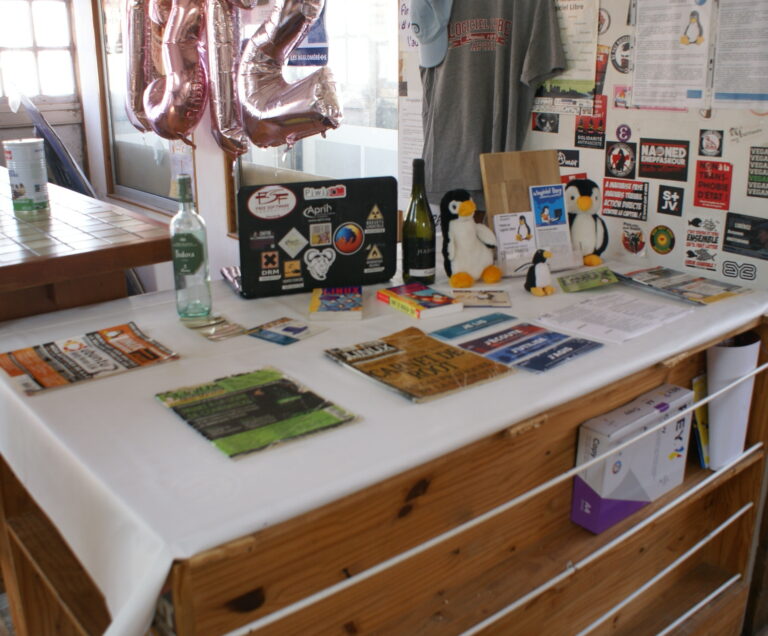 Anniversaire des 25 ans - Stand le même avec les Goodies en plus (peluche, tee shirt APRIL, Casquette Debian, Bouteilles Hadopi et Fedora) Anniversaire des 25 ans - Stand 2 (CC-BY-NC-SA)