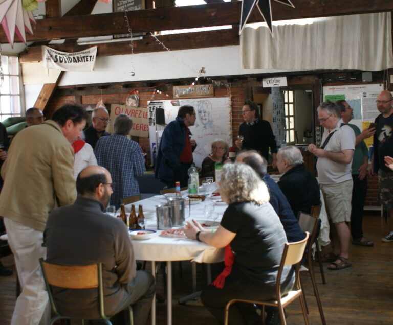 Anniversaire des 25 ans -Tablée avec une partie des invités vue Arrière Anniversaire des 25 ans -Tablée 1 (CC-BY-NC-ND)