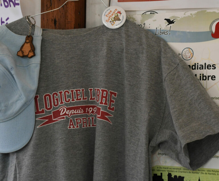 Anniversaire des 25 ans - Stand - Les Goodies (Tee shirt APRIL, Casquette Debian, Port-clés Tux, Badge FSF) Anniversaire des 25 ans - Stand 3 (CC-BY-NC-SA)
